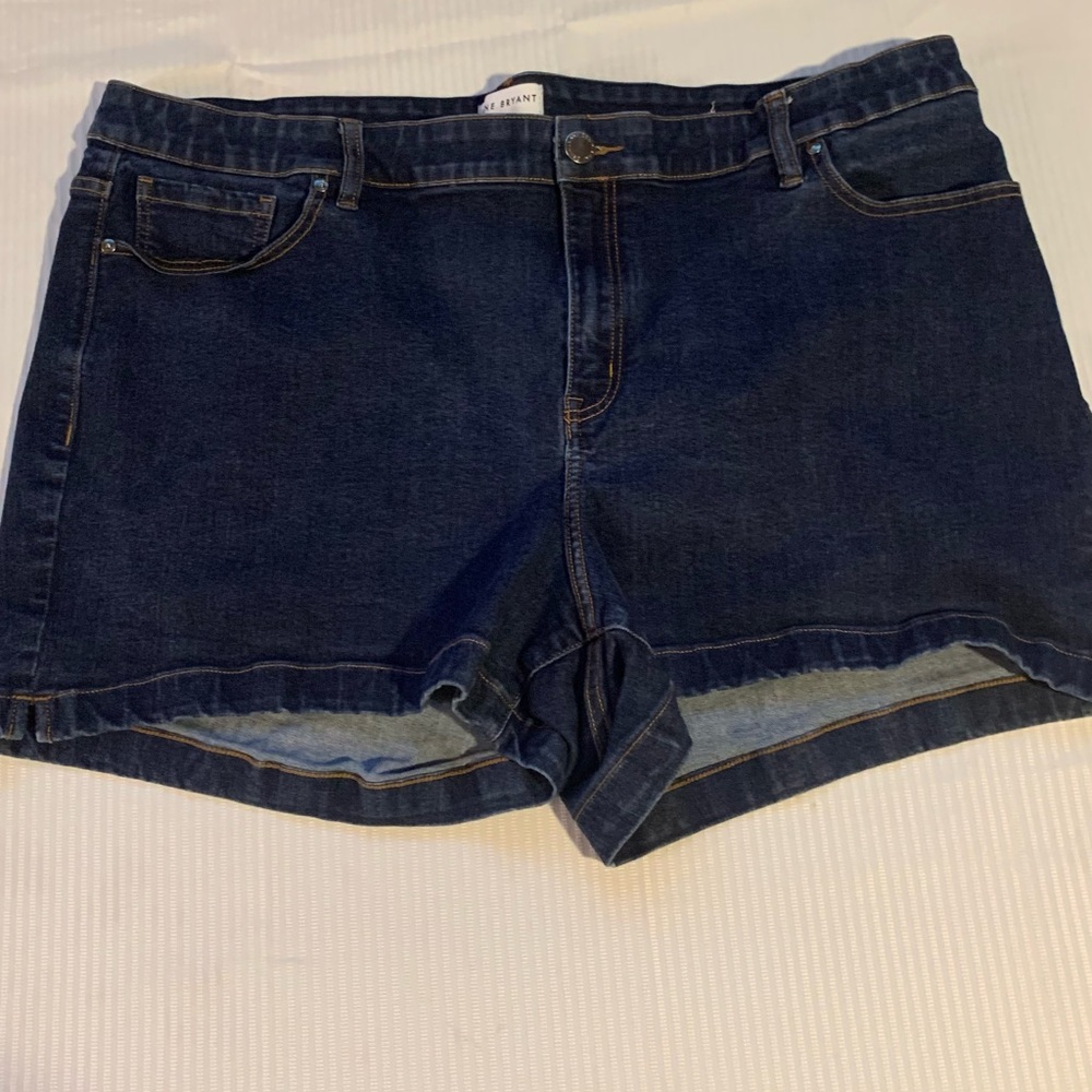 Lane Bryant denim shorts, likely a dark wash SZ 28. MID-RISE SIGNATURE.EC